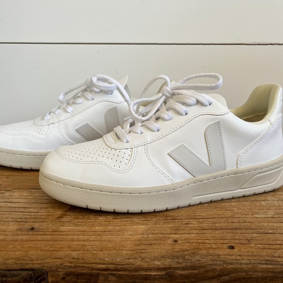 Woman’s Veja V-12 - Picture 1 of 4